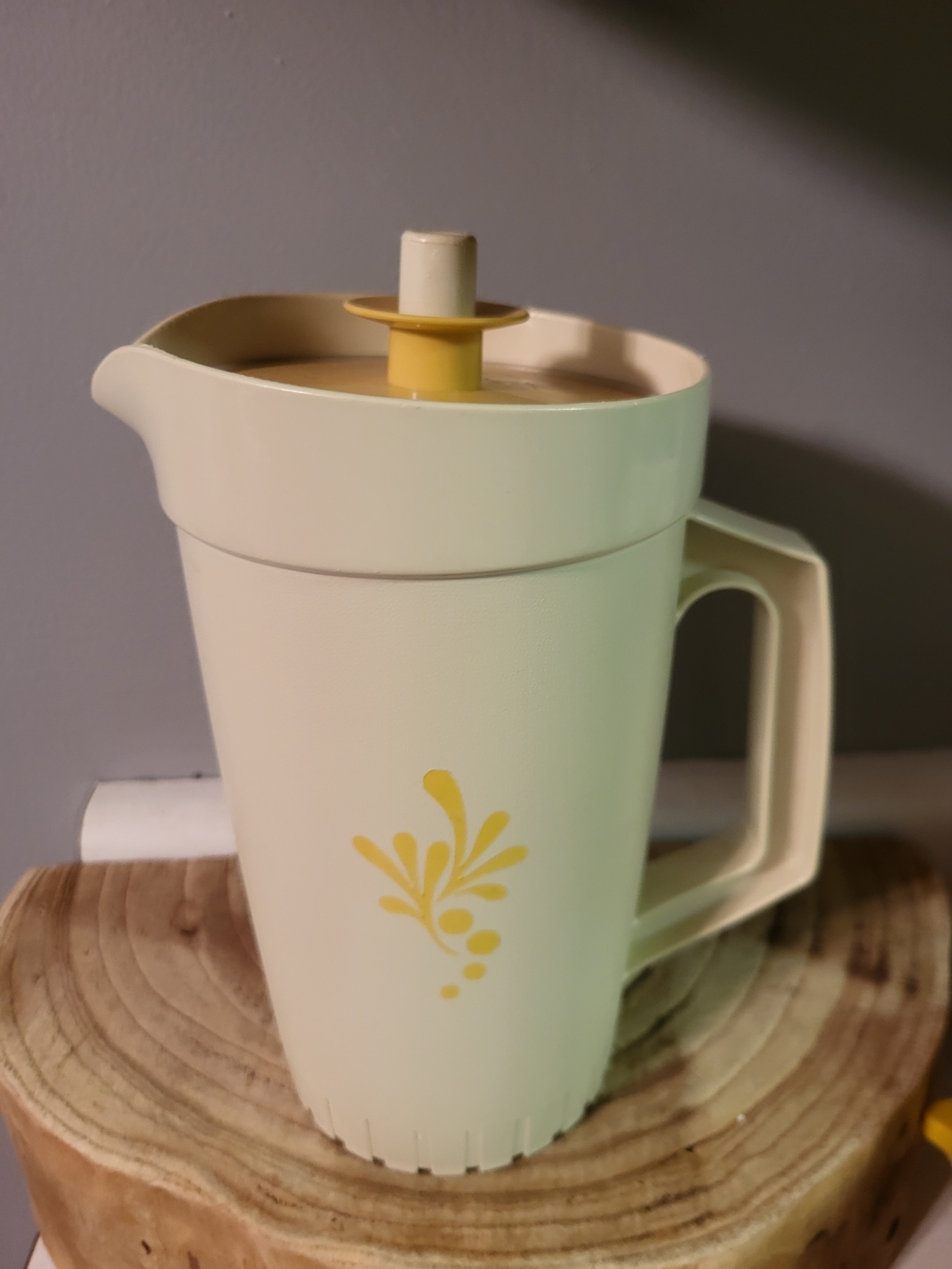 Vintage Tupperware 1 Qt Almond Harvest Gold Pitcher #874 w/push Button Lid